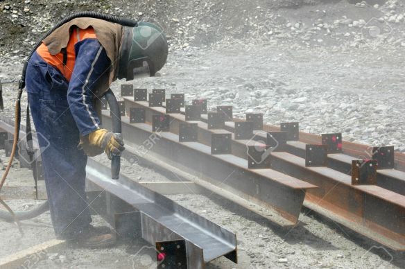 23339169-tradesman-sandblasting-beams-for-building-project-Stock-Photo-blasting-sand